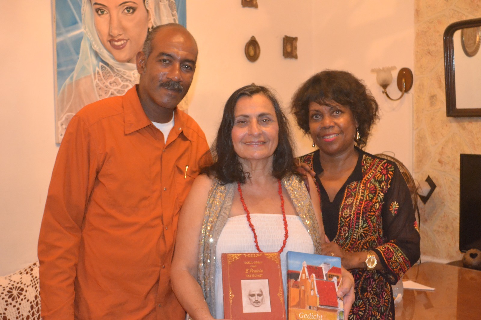 Image credits: Alexis Gutiérrez Gelabert (left) next to Hilda de Windt-Ayoubi and his wife Mirna Quesada at the Feria de Libros (Cuba, 2019).